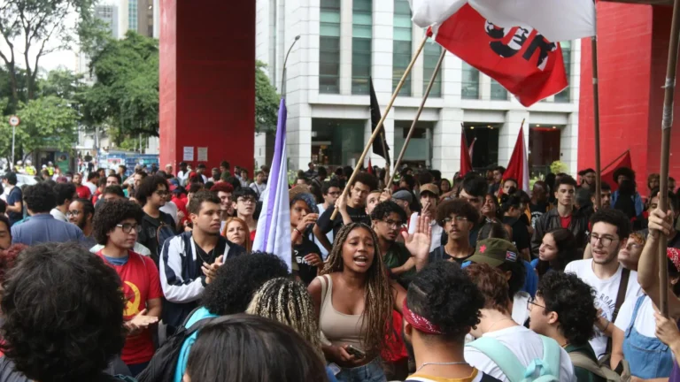 Imagem de capa representando o destaque: Movimentos sociais se reúnem no Masp