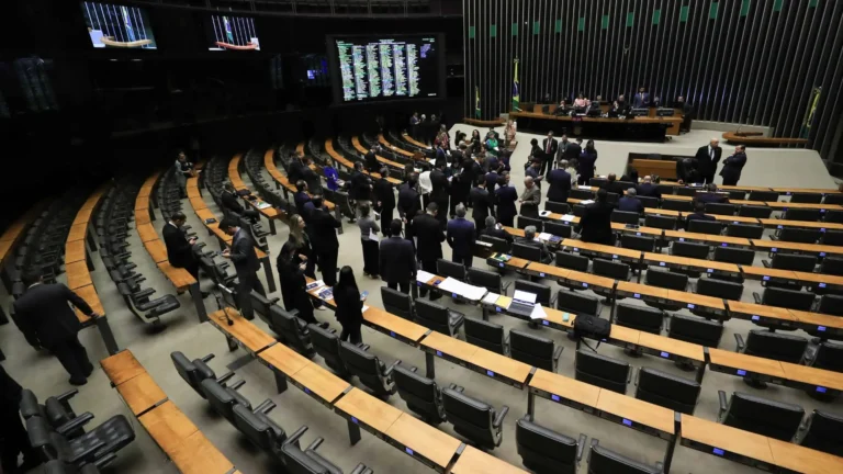 Senado analisa PEC que prevê o fim da escala 6x1