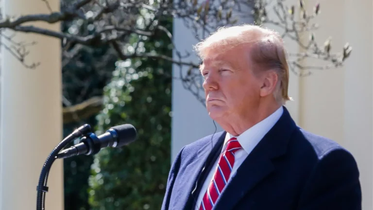 Imagem de capa representando o destaque: Estados Unidos impõem dupla taxação a produtos brasileiros