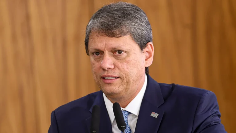 Imagem de capa representando o destaque: Tarcísio sanciona programa de emprego e o SuperAção