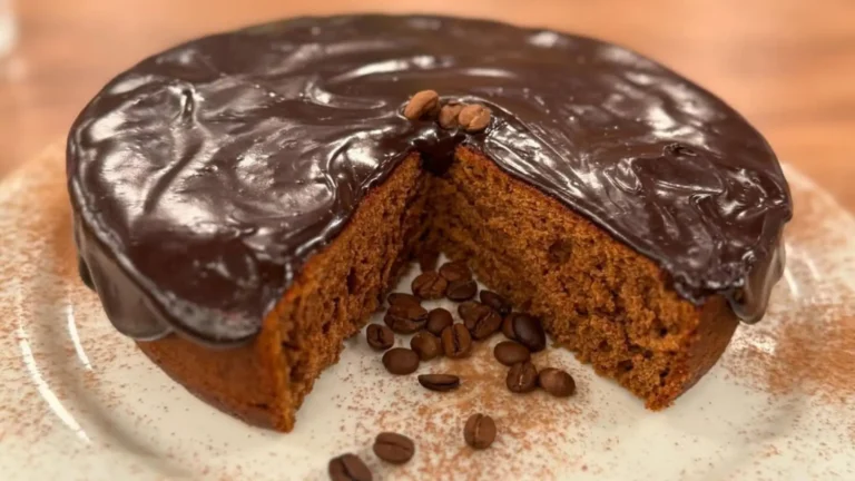 Delicioso bolo de café e mel com cobertura de chocolate!
