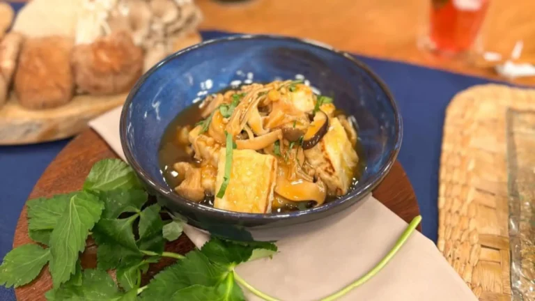 Agedashi-Doufu (tofu grelhado com molho de cogumelos)