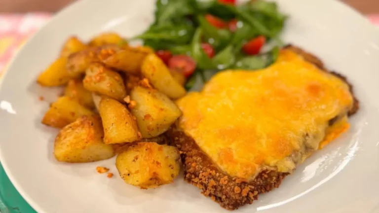 Deliciosa milanesa napolitana com batatas crocantes