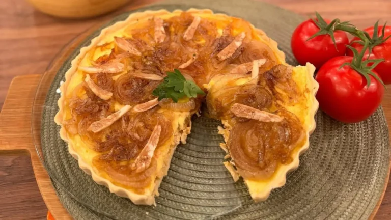 Quiche cremosa com saborosas cebolas caramelizadas!