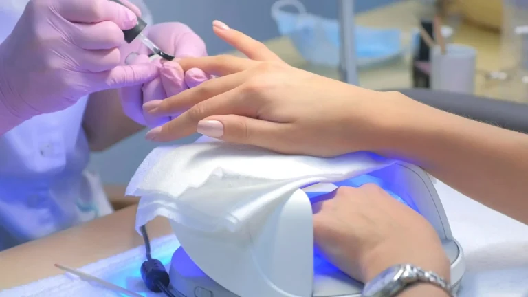Imagem de capa representando o destaque: Conheça técnica moderna e prática de alongamento de unhas!