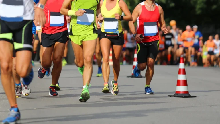 Imagem de capa representando o destaque: Conheça os cuidados com os pés corredores, pré e pós corrida