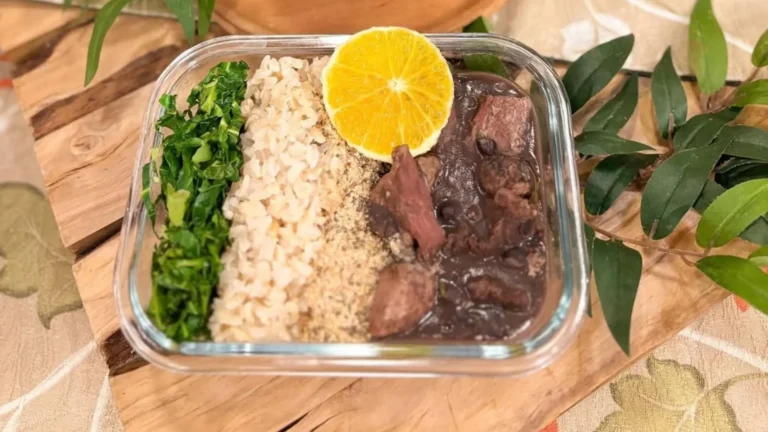 Feijoada light com farofa de mandioca