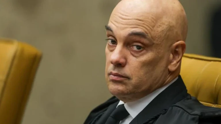 Imagem de capa representando o destaque: Após Moraes negar, vídeo mostra ministro desembarcando de jatinho ligado a Vorcaro