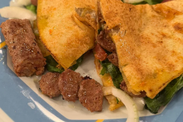 Lanche de linguiça síria