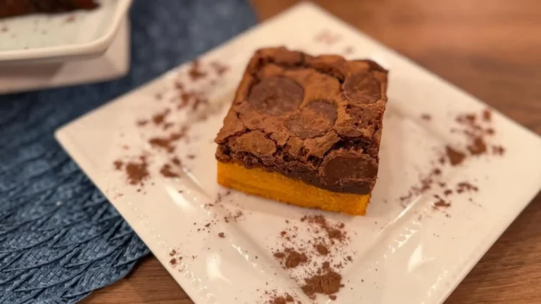 Delicioso bolo de cenoura com cobertura de brownie