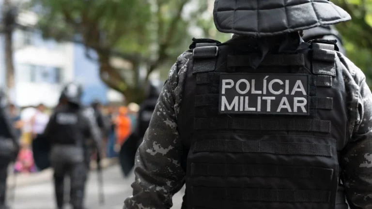 Aluno de 16 anos esfaqueia crianças na escola em MG