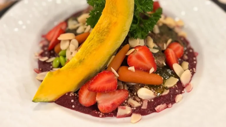 Filé mignon ao pesto com creme de beterraba