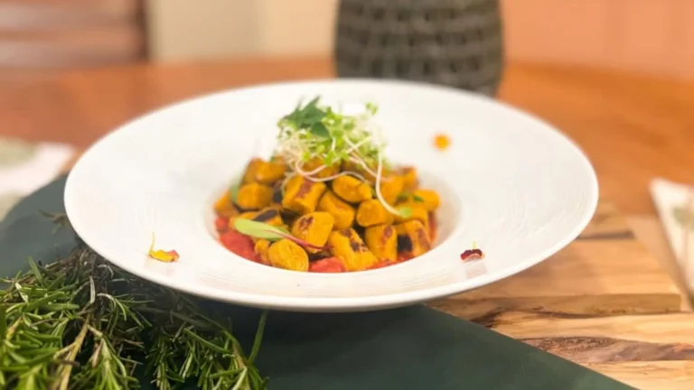 Nhoque de abóbora com molho rústico de tomate.