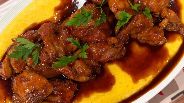 Suculenta sobrecoxa de frango na cerveja com mandioquinha cremosa