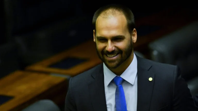 Moraes determina expedição de mandado de prisão contra Eduardo Bolsonaro