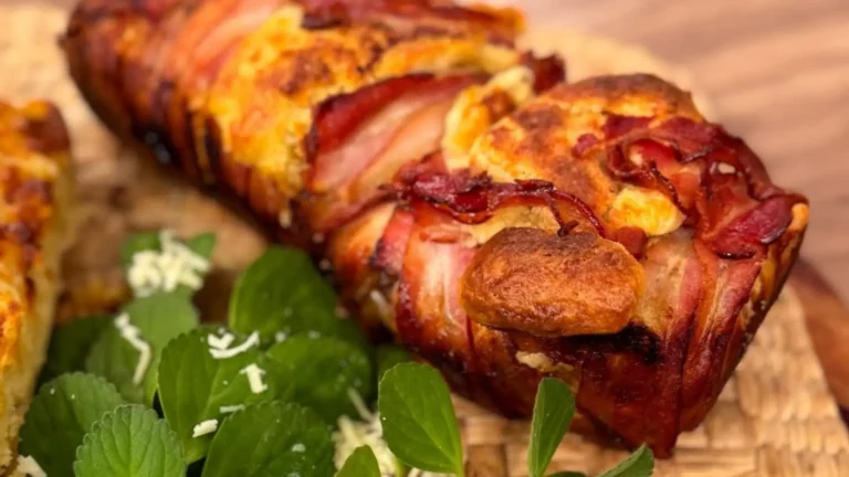 Delicioso pão de bacon com cebola e queijo!