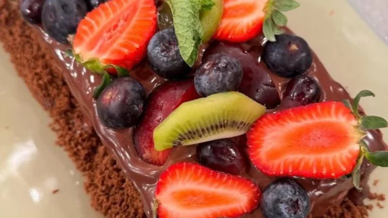 Torta Marquise: Deliciosa combinação de chocolate com frutas vermelhas