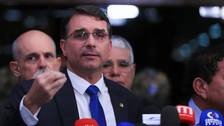 Imagem de capa representando o destaque: Flávio Bolsonaro aparece como filiado ao Missão no sistema do TSE