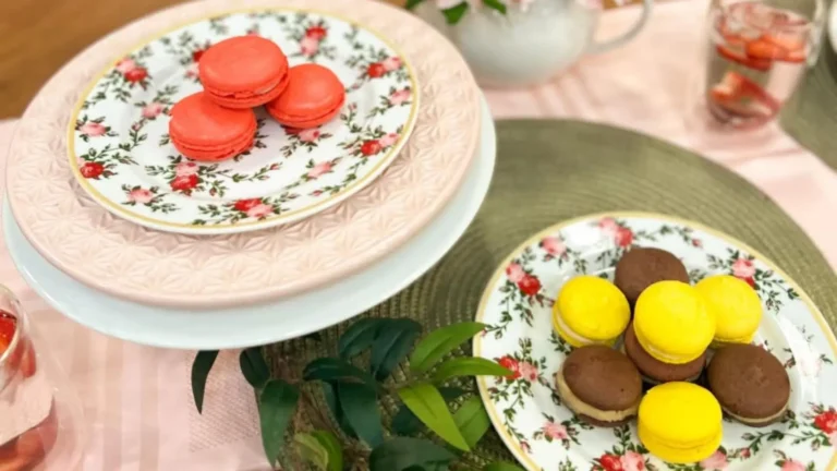 Macaron de chocolate low carb com mousse de maracujá