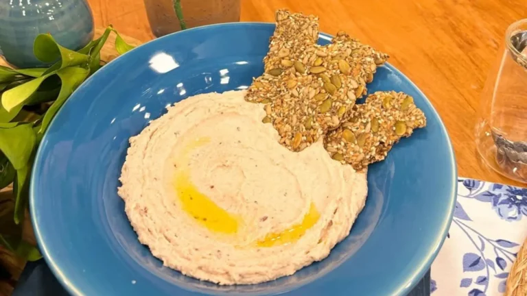 Cracker de sementes sem glúten e pasta de feijão com castanhas 