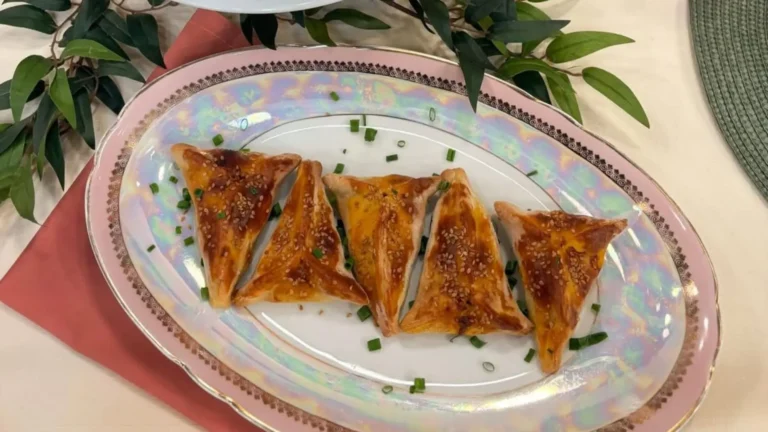 Esfiha zero glúten e zero lactose, com recheios de carne e espinafre