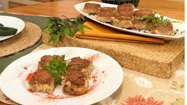 Quibe de bandeja recheado com homus