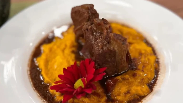 Suculenta costelinha suína com purê de abóbora