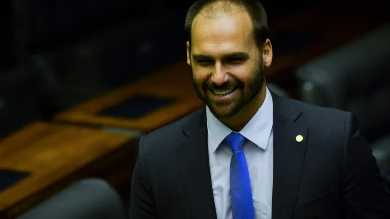 Imagem de capa representando o destaque: Delator afirma ter feito 7 repasses a pedido de Vorcaro para fundo ligado a Eduardo Bolsonaro