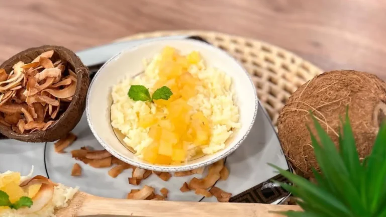 Finalizando a tarde com uma deliciosa cocada cremosa com coulis de abacaxi