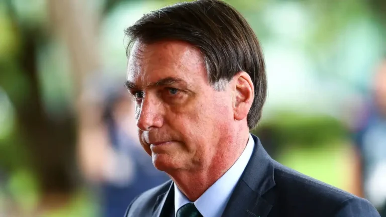 Imagem de capa representando o destaque: Moraes dá 48 horas para defesa de Bolsonaro explicar vídeo com IA