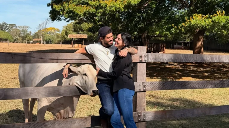 Ana Castela e Zé Felipe trocam primeiro beijo em público no 'Domingo Legal'!