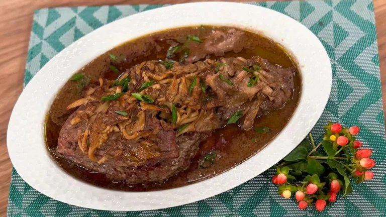 Deliciosa fraldinha ao molho de vinho com farofa de pimenta biquinho