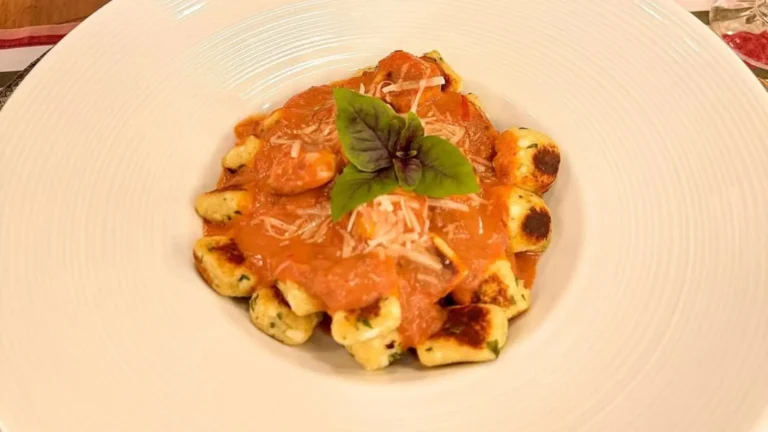 Nhoque de ricota com molho de tomate proteico