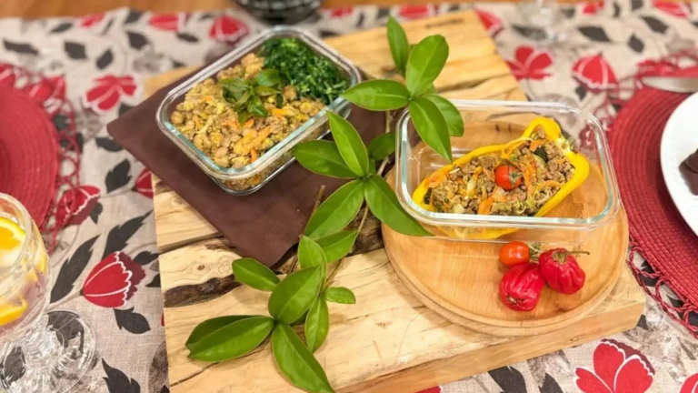 Feijão tropeiro funcional e pimentão recheado