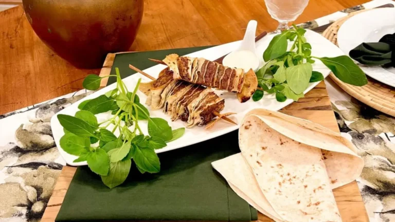 Delicioso espetinho de kebab (Delicioso espetinho de kebab) Delicioso espetinho de kebab