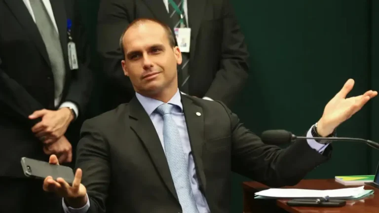 Imagem de capa representando o destaque: Alexandre de Moraes marca o interrogatório de Eduardo Bolsonaro