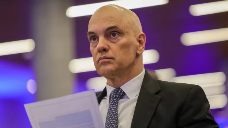 Alexandre de Moraes manda PF interrogar Flávio Bolsonaro