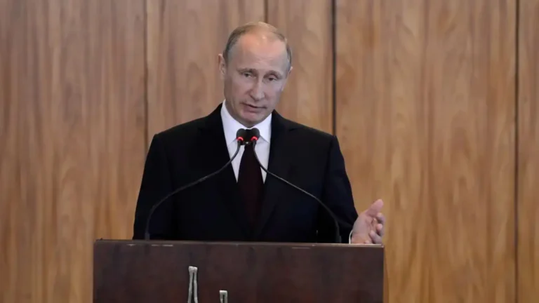 Imagem de capa representando o destaque: Putin desembarca na China para encontro com Xi Jinping