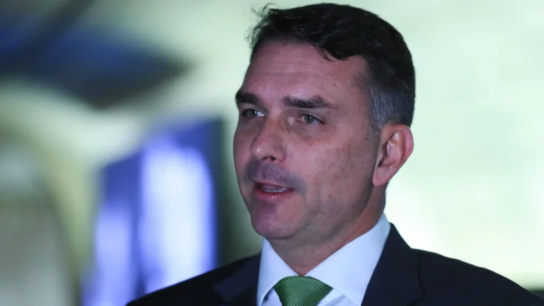 Flávio Bolsonaro critica recondução de Gonet e senador pede respeito