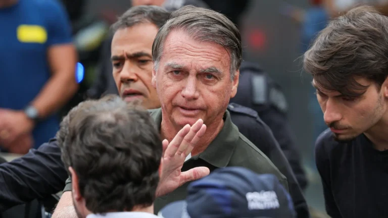 PF cumpre mandado de busca na casa de Jair Bolsonaro