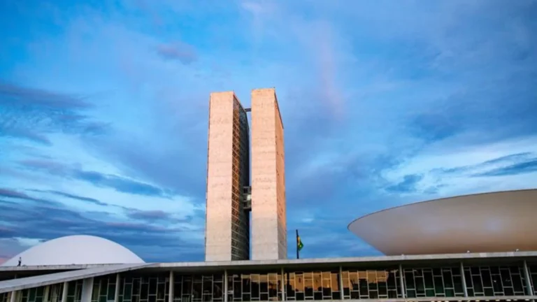 Imagem de capa representando o destaque: Polícia faz operação contra grupo que planejava atentados em Brasília durante as eleições