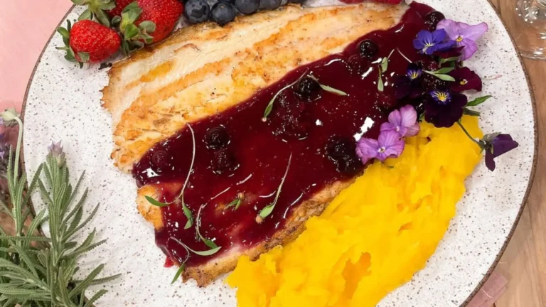 Imagem de capa representando a receita: Deliciosa truta com molho de frutas vermelhas