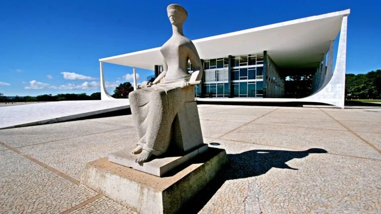 Imagem de capa representando o destaque: Crise no STF: Corte realiza nesta terça-feira uma sessão plenária extraordinária
