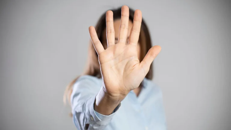 Jovem esfaqueada 15 vezes se pronuncia pela primeira vez sobre ataque