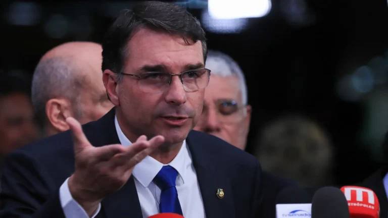 Áudio aponta negociação de Flávio Bolsonaro com Vorcaro para financiar filme