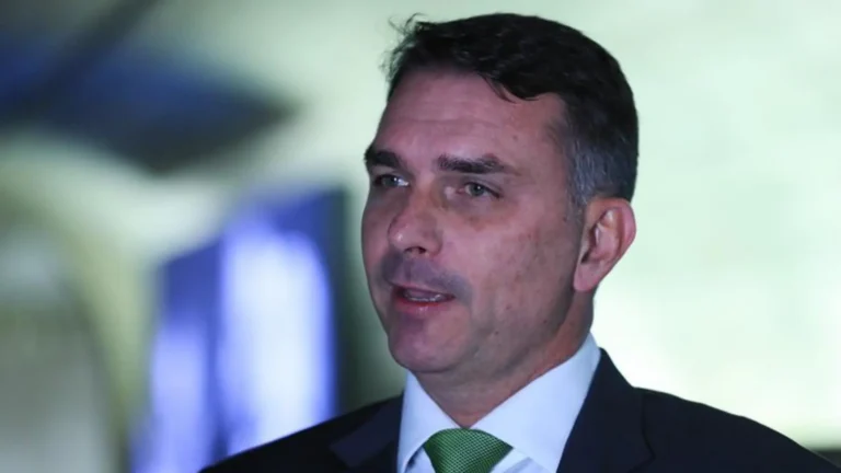 Flávio Bolsonaro diz que candidatura é irreversível