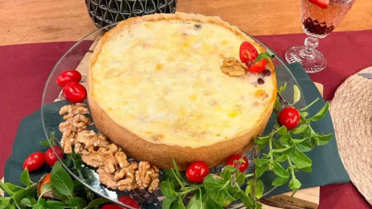 Gostosa, saudável e fácil de fazer: quiche de cebola caramelizada e nozes