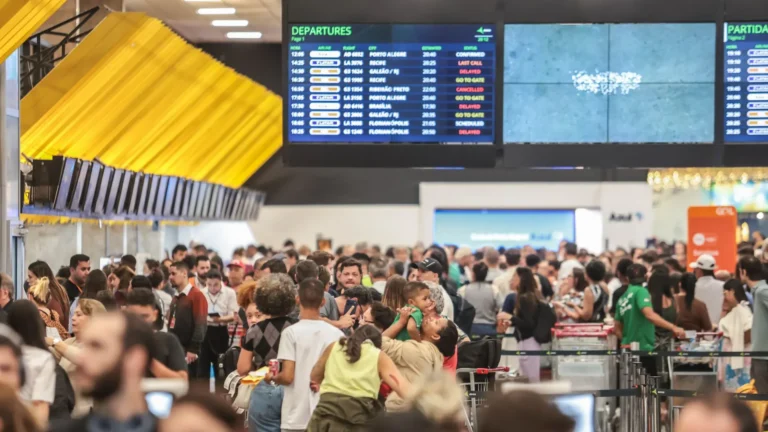 Dia de caos nos aeroportos do país após vendaval histórico