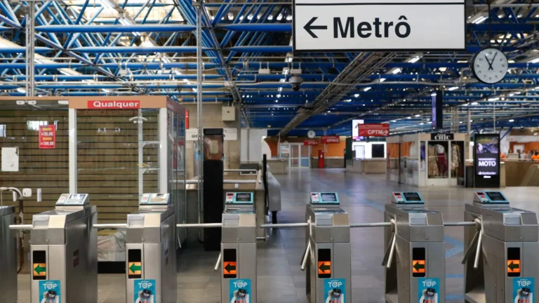 Imagem de capa representando o destaque: Metrô de São Paulo passa a aceitar pagamento por aproximação em todas as catracas