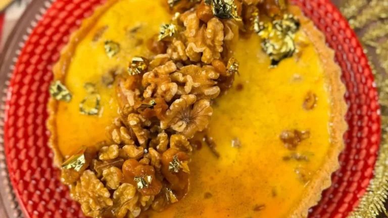 Crocante, deliciosa e recheada: torta de nozes com baunilha